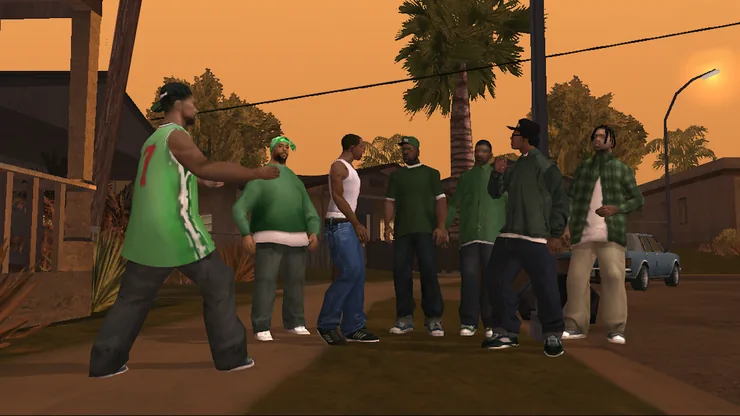 Captura de GTA: San Andreas com sete homens reunidos numa rua de casas baixas ao fim da tarde, seis deles vestidos de verde e um de camisola interior branca