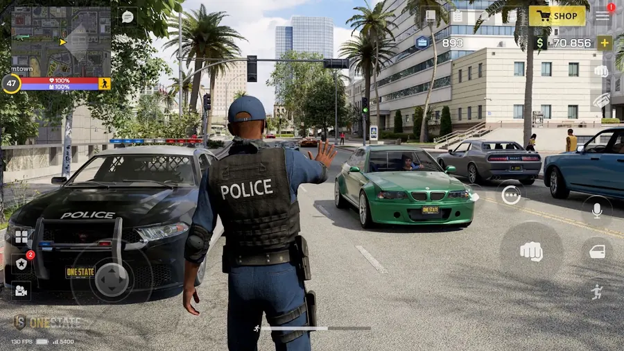 Captura de OneState RP com um agente de colete POLICE de costas, junto a um carro-patrulha preto, a fazer sinal de paragem a um sedã verde numa avenida com semáforos e palmeiras