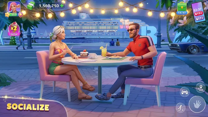 Imagem promocional de Sunday City com uma mulher e um homem sentados a uma mesa de esplanada à noite, com um bolo e bebidas, luzes penduradas e um navio de cruzeiro ao fundo, e a legenda Socialize